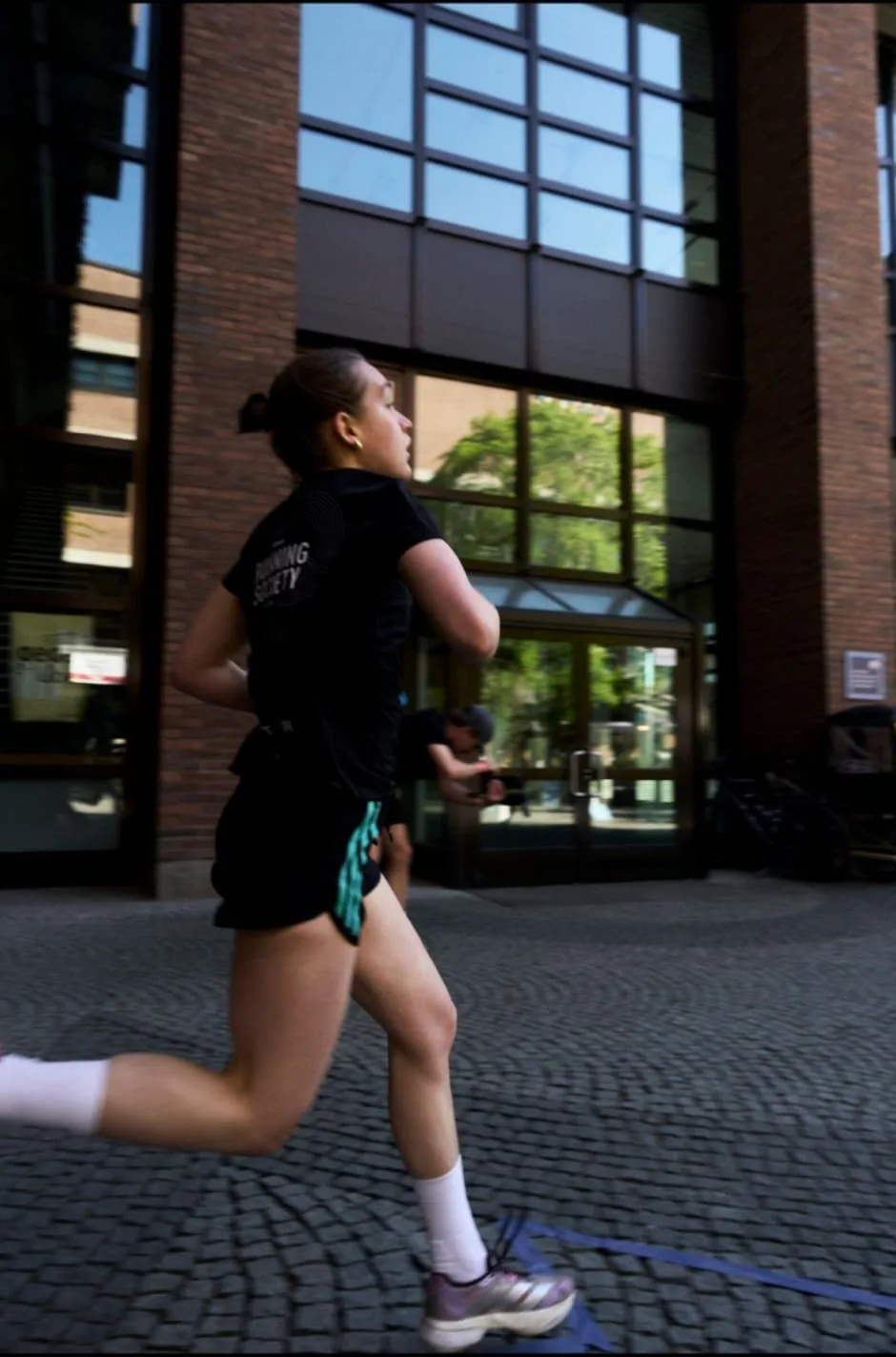 Laura beim Laufen — runningsociety Crew