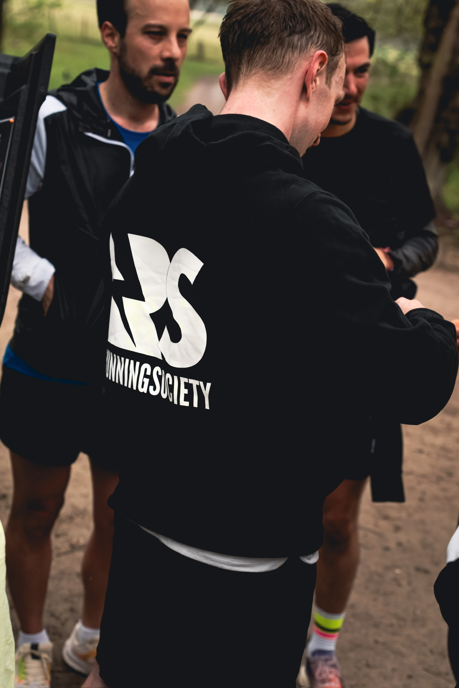 runningsociety Hoodie mit großem RS Logo auf dem Rücken