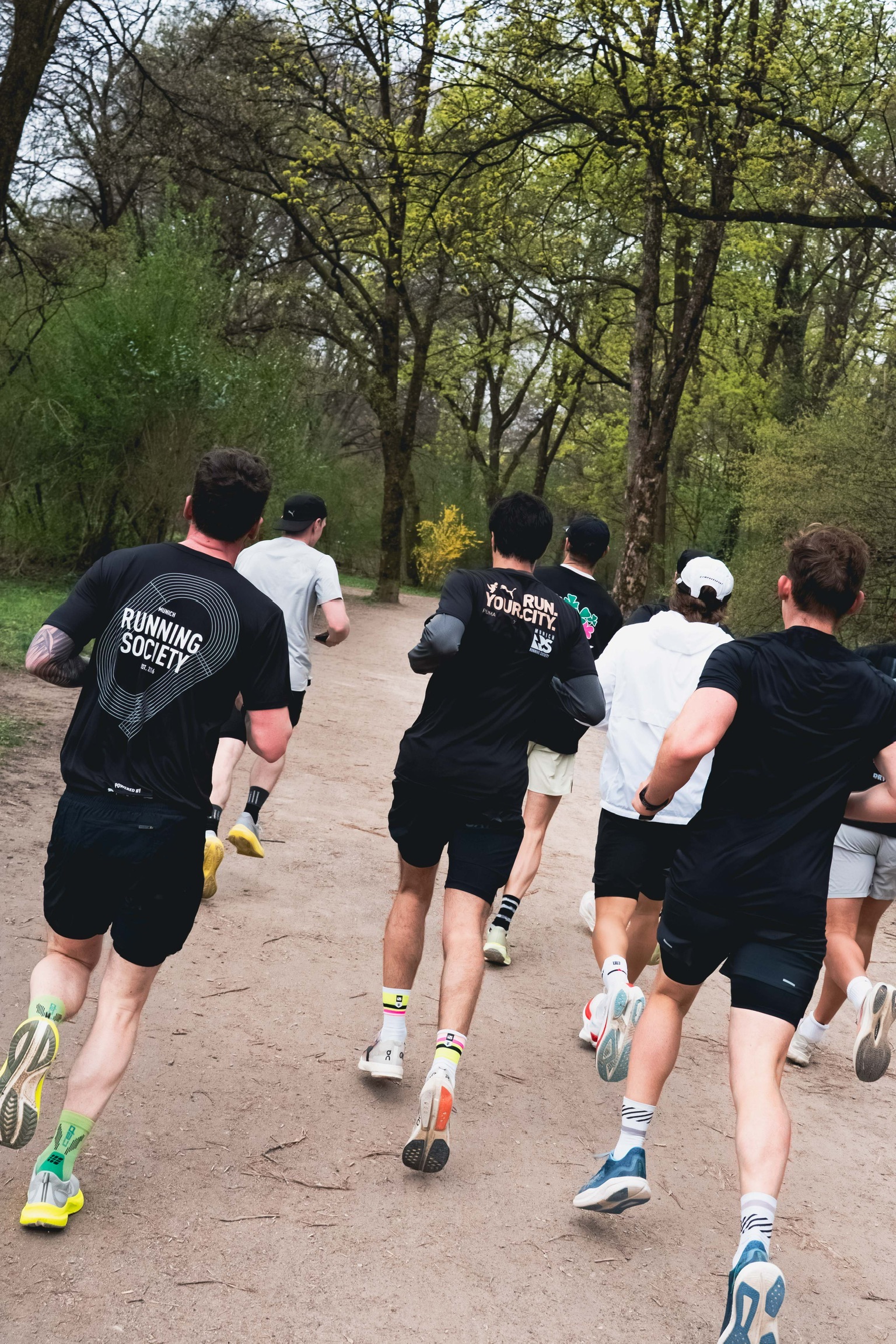 runningsociety Longrun im Wald — Gruppe von hinten