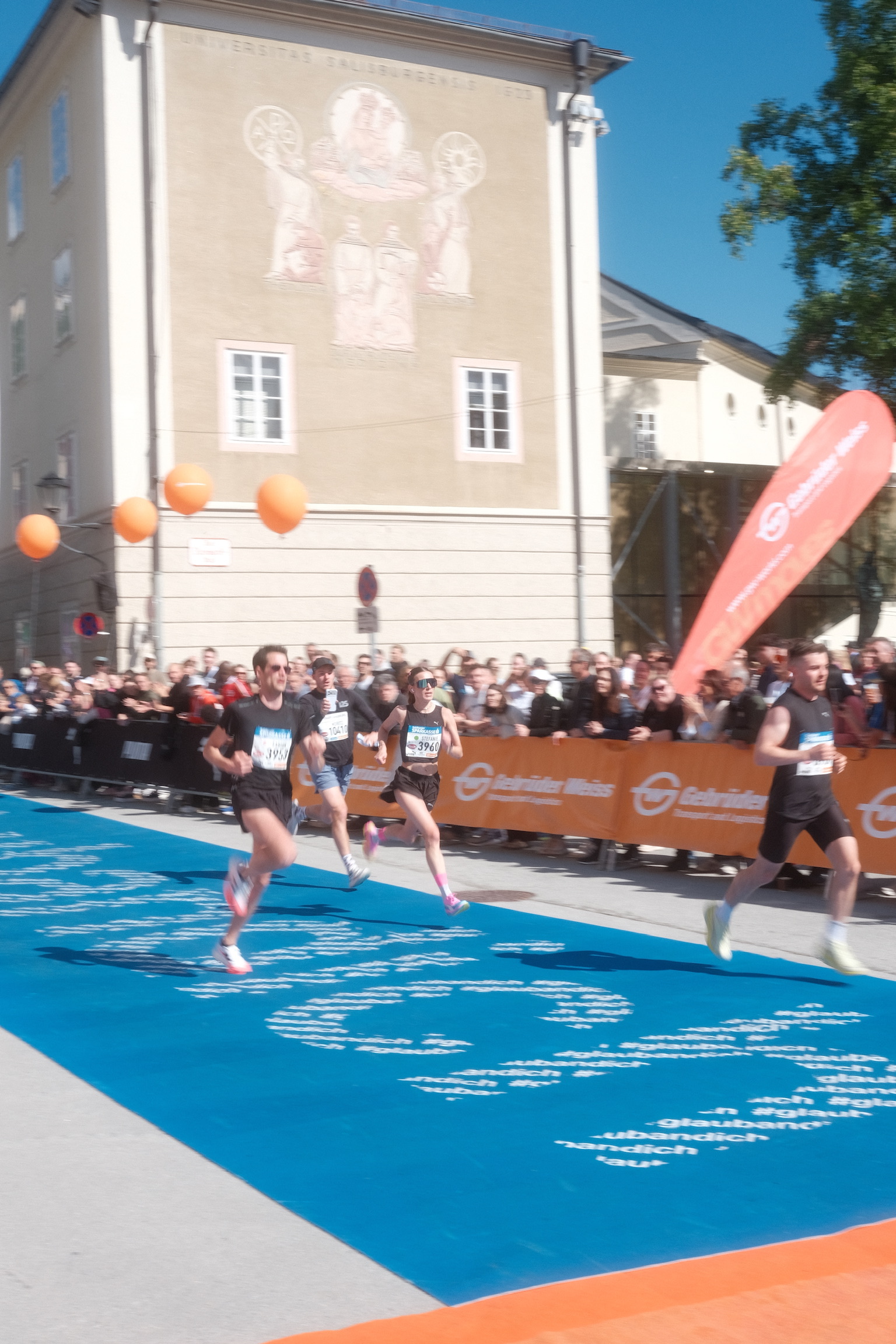 runningsociety Crew am Marathonziel — Ziellinie Salzburg