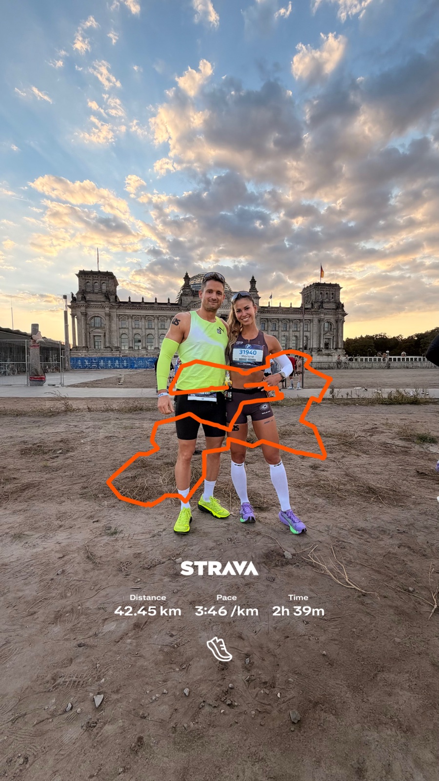 Marlene Scheibenzuber und Florian Gast nach ihren neuen Bestzeiten beim BMW Berlin-Marathon vor dem Reichstag