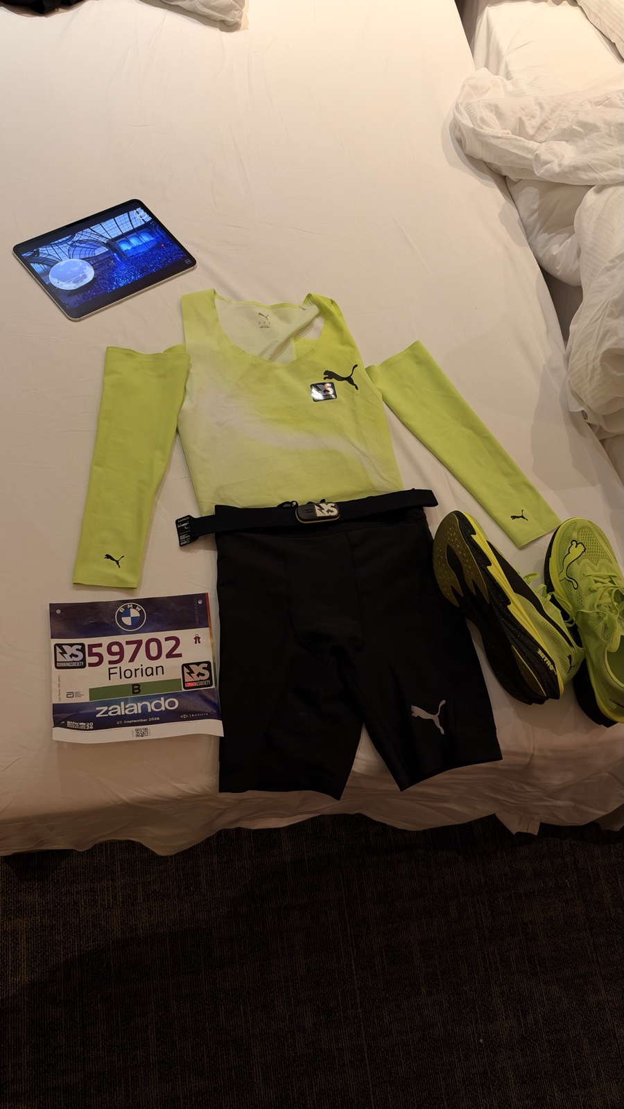 Race-Kit von Florian Gast am Morgen des BMW Berlin-Marathons, PUMA PROJECT3 Startnummer.
