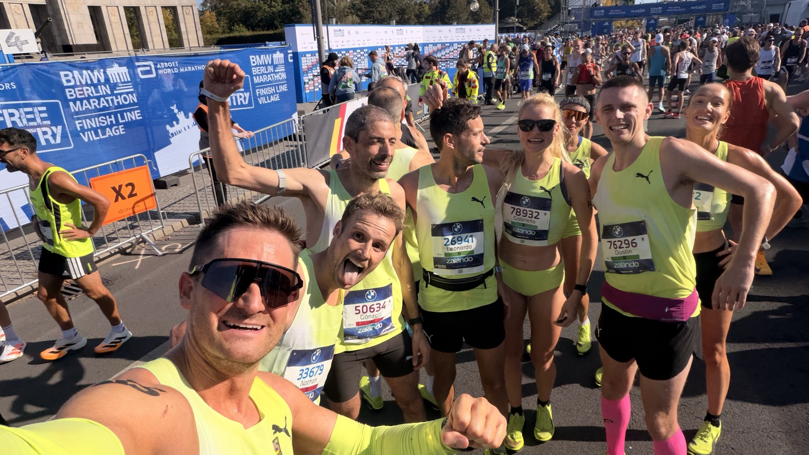 PUMA PROJECT3 Athlet:innen nach dem Zieleinlauf beim BMW Berlin-Marathon.